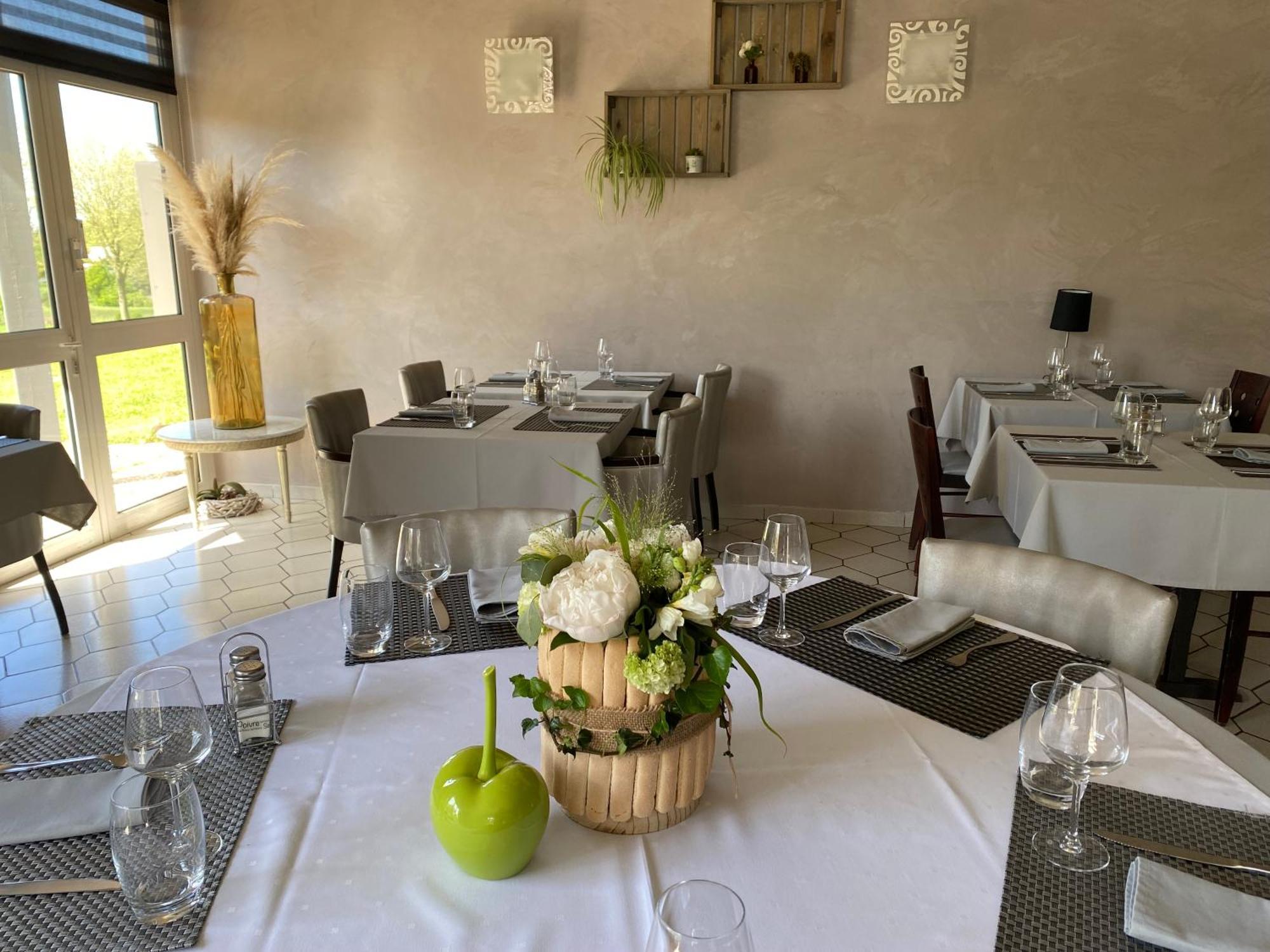 Les Orchidees , Hotel & Restaurant Verdun-sur-Meuse ภายนอก รูปภาพ