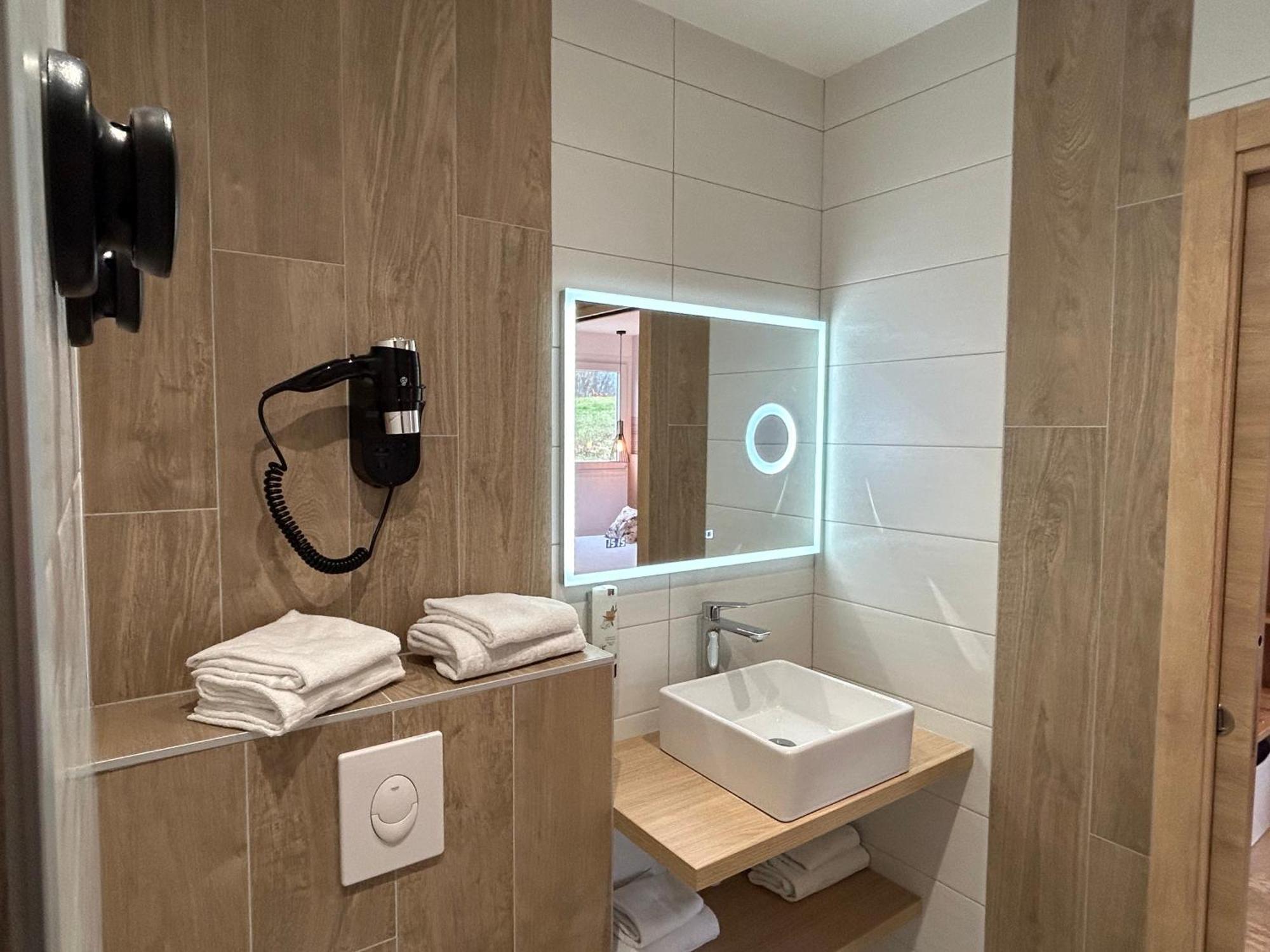 Les Orchidees , Hotel & Restaurant Verdun-sur-Meuse ภายนอก รูปภาพ